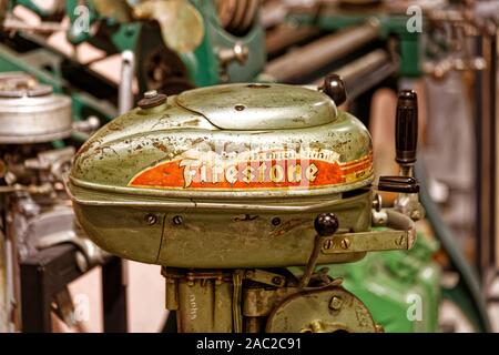 Halic, Istanbul / Turquie - 23 novembre 2019 - Old vintage moteur de bateau hors-bord de marque Firestone avec rusty à surface Rahmi M. Koc Classic Cars Museum de Banque D'Images