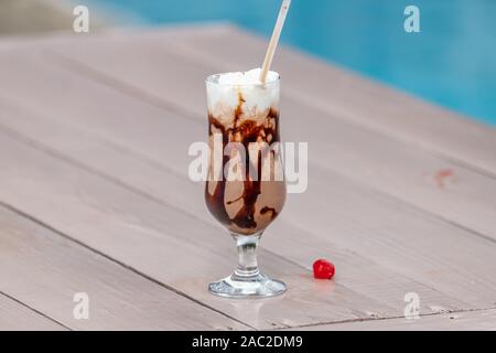 Boisson chocolat congelé et cerise sur le tableau à Saint Vincent, Saint Vincent et les Grenadines. Banque D'Images