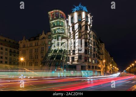 Célèbre maison qui danse dans la nuit rues de Prague Banque D'Images