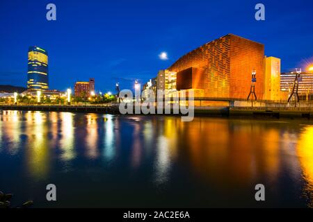 Palais Euskalduna et Iberdrola Tower, Nervion, Bilbao, Biscaye, Pays Basque, Espagne, Europe Banque D'Images