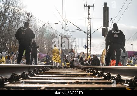 Brandenburg, Allemagne. 30 novembre, 2019. Bloc d'activistes environnementaux, des rails de chemin de fer menant à la Jänschwalde centrale à charbon. En même temps, d'activistes de l'environnement protestent contre la politique climatique à la mine à ciel ouvert de Jänschwalde et d'électricité. Ende Gelände et le vendredi pour les futures ont annoncé un grand week-end d'action. Photo : Christophe Gateau/dpa/dpa/Alamy Live News Crédit : afp photo alliance/Alamy Live News Banque D'Images