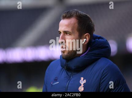 Londres, Royaume-Uni. 30 novembre, 2019. Tottenham Hotspur Stadium, Londres, Royaume-Uni. 30Th Nov, 2019. English Premier League, Tottenham Hotspur contre Bournemouth AFC ; Harry Kane de Tottenham Hotspur inspecte le terrain avant le coup d'utilisation éditoriale strictement - seulement. Pas d'utilisation non autorisée avec l'audio, vidéo, données, listes de luminaire, club ou la Ligue de logos ou services 'live'. En ligne De-match utilisation limitée à 120 images, aucune émulation. Aucune utilisation de pari, de jeux ou d'un club ou la ligue/player Crédit : publications Plus Sport Action/Alamy Live News Banque D'Images