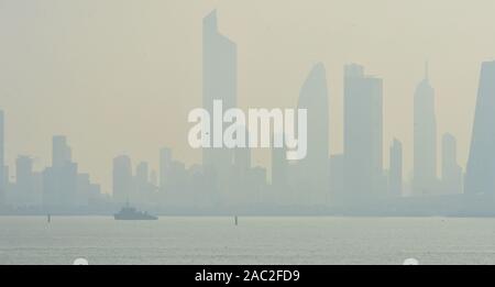 La ville de Koweït, Koweït. 30Th Nov, 2019. Les bâtiments sont entourés de brouillard à Koweït City, capitale du Koweït, le 30 novembre 2019. Credit : Asad/Xinhua/Alamy Live News Banque D'Images