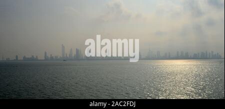 La ville de Koweït, Koweït. 30Th Nov, 2019. Les bâtiments sont entourés de brouillard à Koweït City, capitale du Koweït, le 30 novembre 2019. Credit : Asad/Xinhua/Alamy Live News Banque D'Images