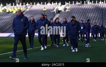 Londres, Royaume-Uni. 30 novembre, 2019. Tottenham Hotspur Stadium, Londres, Royaume-Uni. 30Th Nov, 2019. Premier League anglaise de football, contre Tottenham Hotspur Tottenham Hotspur AFC Bournemouth ; inspecter les joueurs le terrain avant le coup d'utilisation éditoriale strictement - seulement. Pas d'utilisation non autorisée avec l'audio, vidéo, données, listes de luminaire, club ou la Ligue de logos ou services 'live'. En ligne De-match utilisation limitée à 120 images, aucune émulation. Aucune utilisation de pari, de jeux ou d'un club ou la ligue/player Crédit : publications Plus Sport Action/Alamy Live News Banque D'Images