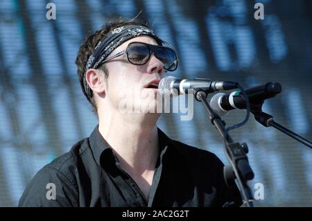 Mikel Jollett musicien de l'Airborne Toxic Event en prestation au Festival de musique Coachella 2008 à Indio. Banque D'Images