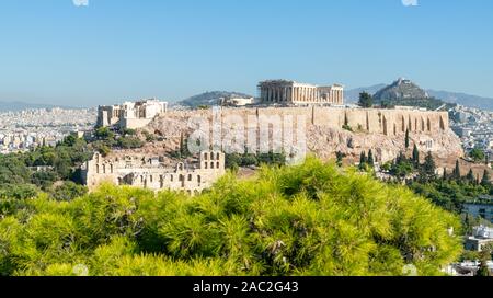 Vue pittoresque sur la colline de l'Acropole à Athènes, capitale de la Grèce. Banque D'Images