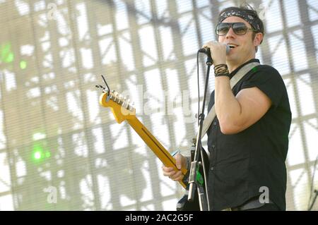 Mikel Jollett musicien de l'Airborne Toxic Event en prestation au Festival de musique Coachella 2008 à Indio. Banque D'Images