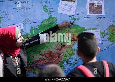 La ville de Gaza, bande de Gaza, territoire palestinien. 30Th Nov, 2019. Des étudiants palestiniens de l'école d'organisation des secours et de travaux des Nations Unies pour les réfugiés de Palestine (UNRWA), de participer à la ''Les oiseaux de la paix dans la terre de la paix'' Festival, dans la ville de Gaza le 30 novembre 2019 Crédit : Mahmoud Ajjour/APA/Images/fil ZUMA Alamy Live News Banque D'Images