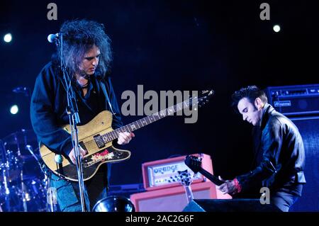 (L-R) Robert Smith et Simon Gallup de The Cure en prestation au Festival de musique Coachella 2009 à Indio. Banque D'Images