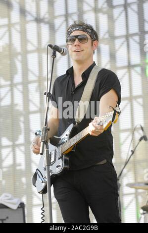 Mikel Jollett musicien de l'Airborne Toxic Event en prestation au Festival de musique Coachella 2008 à Indio. Banque D'Images