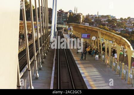 Septembre 2019 ; pont métro Halic, corne d'or, Istanbul, Turquie Banque D'Images