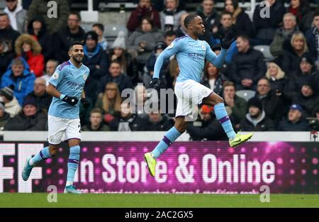 Manchester City's Raheem Sterling (à droite) fête marquant son premier but de côtés du jeu pendant le premier match de championnat à St James' Park, Newcastle. Banque D'Images