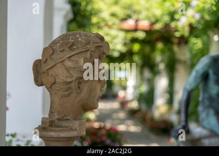 Capri, Italie - 13 août 2019 : femme tête en pierre déco en Villa San Michele sur le jardin de l'île de Capri Banque D'Images