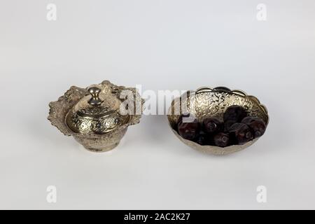 Les dates du Ramadan mois religieux et la culture islamique d'argent décor sur fond blanc avec des fast food, rupture du jeûne musulman islamique Banque D'Images