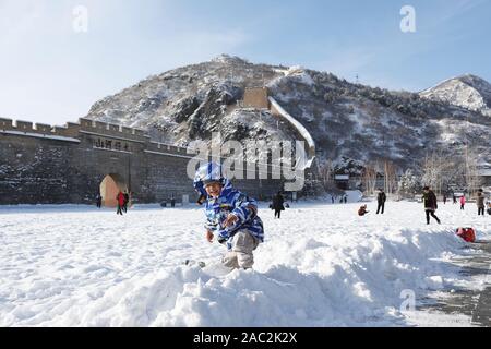 (191130) -- ZHANGJIAKOU, 30 novembre 2019 (Xinhua) -- Les enfants jouent à la section Dajingmen de la Grande Muraille à Zhangjiakou, Chine du nord, dans la province du Hebei, le 30 novembre 2019. (Photo de Wu/Diansen Xinhua) Banque D'Images