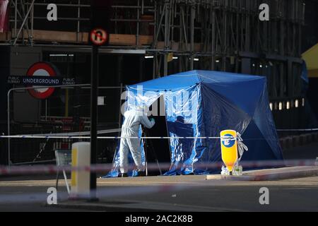 Le personnel judiciaire à ceinturée autour du pont de Londres dans le centre de Londres après un attentat terroriste portant une faux au soleil qui est allé sur un couteau rampage tuant deux personnes, a été abattu par la police. Banque D'Images