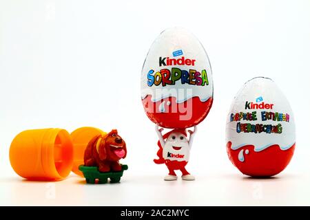 Les Œufs en chocolat Kinder Surprise avec Kinderino Eggman Mascot. Kinder Surprise est une marque de produits fabriqués en Italie par Ferrero Banque D'Images