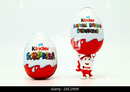 Les Œufs en chocolat Kinder Surprise avec Kinderino Eggman Mascot. Kinder Surprise est une marque de produits fabriqués en Italie par Ferrero Banque D'Images