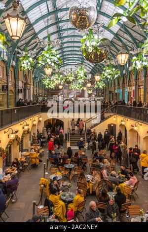 Des foules de gens profitant de l'agitation à Covent Garden à l'approche de Noël 2019. 17.12.2019. Photos : Phillip Roberts Banque D'Images