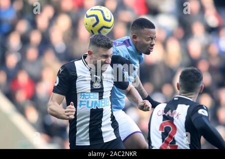 Manchester City's Gabriel Jésus (à droite) et du Newcastle United Federico Fernandez bataille pour la balle durant le premier match de championnat à St James' Park, Newcastle. Banque D'Images