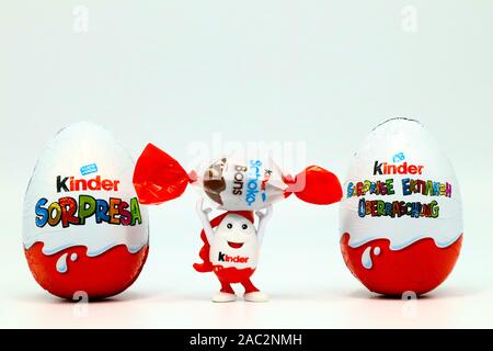 Les Œufs en chocolat Kinder Surprise avec Kinderino Eggman Mascot. Kinder Surprise est une marque de produits fabriqués en Italie par Ferrero Banque D'Images