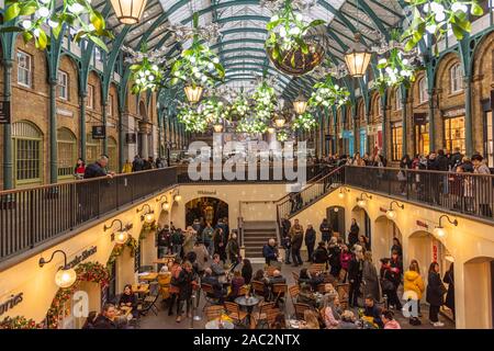 Des foules de gens profitant de l'agitation à Covent Garden à l'approche de Noël 2019. 17.12.2019. Photos : Phillip Roberts Banque D'Images