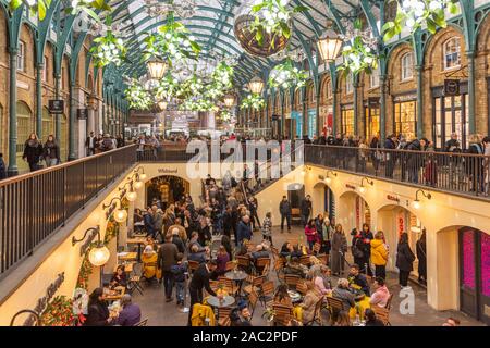 Des foules de gens profitant de l'agitation à Covent Garden à l'approche de Noël 2019. 17.12.2019. Photos : Phillip Roberts Banque D'Images