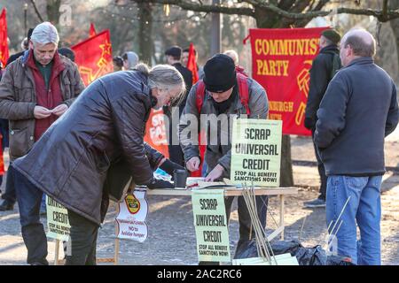 Glasgow, Royaume-Uni. 30Th Nov, 2019. Le St Andrews Day Parade annuelle tenue par une fusion de tous les syndicats écossais (stuc) a eu lieu à travers le centre-ville de Glasgow, Glasgow Green au début et en finissant par le stuc siège à Bath Street. Le défilé a été dirigé par Richard LEONARD, MSP, chef du Parti travailliste en Ecosse et Patrick Harvie, MSP et leader du Parti Vert écossais. Credit : Findlay/Alamy Live News Banque D'Images