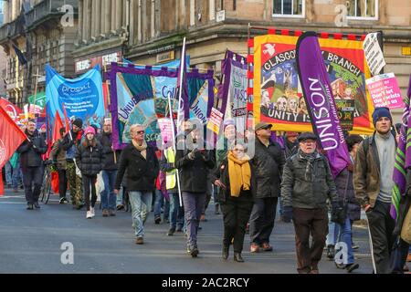 Glasgow, Royaume-Uni. 30Th Nov, 2019. Le St Andrews Day Parade annuelle tenue par une fusion de tous les syndicats écossais (stuc) a eu lieu à travers le centre-ville de Glasgow, Glasgow Green au début et en finissant par le stuc siège à Bath Street. Le défilé a été dirigé par Richard LEONARD, MSP, chef du Parti travailliste en Ecosse et Patrick Harvie, MSP et leader du Parti Vert écossais. Credit : Findlay/Alamy Live News Banque D'Images
