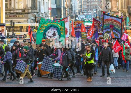 Glasgow, Royaume-Uni. 30Th Nov, 2019. Le St Andrews Day Parade annuelle tenue par une fusion de tous les syndicats écossais (stuc) a eu lieu à travers le centre-ville de Glasgow, Glasgow Green au début et en finissant par le stuc siège à Bath Street. Le défilé a été dirigé par Richard LEONARD, MSP, chef du Parti travailliste en Ecosse et Patrick Harvie, MSP et leader du Parti Vert écossais. Credit : Findlay/Alamy Live News Banque D'Images