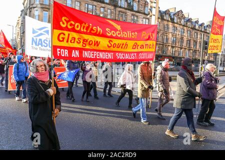 Glasgow, Royaume-Uni. 30Th Nov, 2019. Le St Andrews Day Parade annuelle tenue par une fusion de tous les syndicats écossais (stuc) a eu lieu à travers le centre-ville de Glasgow, Glasgow Green au début et en finissant par le stuc siège à Bath Street. Le défilé a été dirigé par Richard LEONARD, MSP, chef du Parti travailliste en Ecosse et Patrick Harvie, MSP et leader du Parti Vert écossais. Credit : Findlay/Alamy Live News Banque D'Images