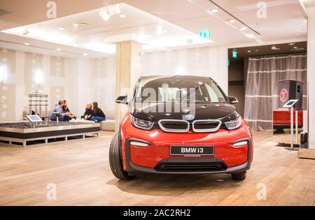 Hanovre, Allemagne. 30Th Nov, 2019. Une BMW i3 est présenté dans le nouveau magasin multi-marques. Vaund L'accent mis dans la boutique sera sur les conseils - Les clients peuvent essayer les produits techniques directement dans la boutique. (Dpa 'Vaund Showroom de luxe a ouvert ses portes à Hanovre') Credit : Moritz Frankenberg/dpa/Alamy Live News Banque D'Images