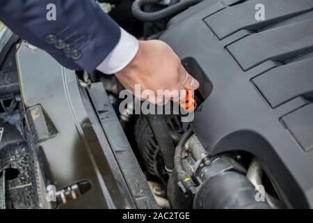 Vérifier le niveau d'huile dans le moteur de votre voiture, pour protéger contre d'éventuels dommages voiture Banque D'Images