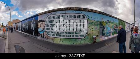 Peintures et graffitis sur les vestiges du Mur de Berlin en Allemagne Banque D'Images