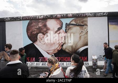 Peintures et graffitis sur les vestiges du Mur de Berlin en Allemagne Banque D'Images