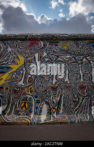 Peintures et graffitis sur les vestiges du Mur de Berlin en Allemagne Banque D'Images