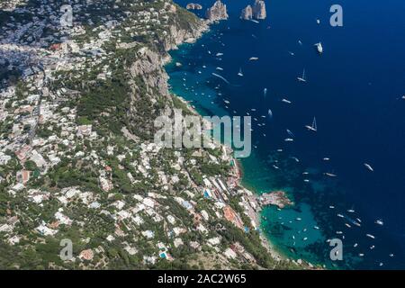 Drone aérien de l'île de Capri en côte sud de la mer Tyrrhénienne Banque D'Images