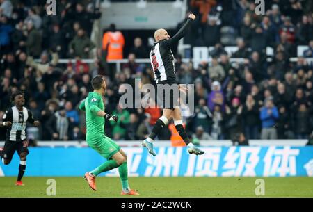 Jonjo Shelvey de Newcastle United (à droite) célèbre marquant son deuxième but de côtés du jeu pendant le premier match de championnat à St James' Park, Newcastle. Banque D'Images