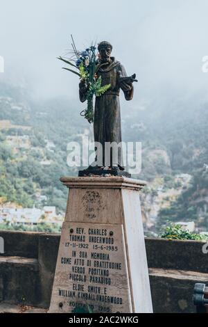 Positano, Italie - 12 août 2019 : Rev. Charles Thomas Underwood Statue en village côte amalfitaine Postitano Banque D'Images