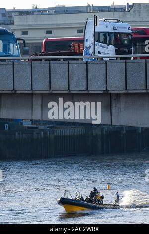 Londres, Royaume-Uni. 30 novembre 2019. Les agents d'investigation se préparent à lancer un drone de police (non représenté) de London Bridge. Le jour précédent, un homme, maintenant identifiés par la Police métropolitaine comme Usman Khan, qui avait été libéré de prison après avoir été reconnu coupable d'infractions terroristes, a été abattu par la police sur le pont de Londres près de poissonnerie Hall après avoir tué un homme et une femme. Le Pont de Londres a été fermée et l'ordre d'évacuer les gens d'abandonner leurs véhicules sur le pont. Crédit : Stephen Chung / Alamy Live News Banque D'Images