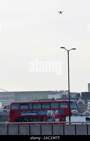 Londres, Royaume-Uni. 30 novembre 2019. Un drone de police vole au-dessus du pont de Londres. Le jour précédent, un homme, maintenant identifiés par la Police métropolitaine comme Usman Khan, qui avait été libéré de prison après avoir été reconnu coupable d'infractions terroristes, a été abattu par la police sur le pont de Londres près de poissonnerie Hall après avoir tué un homme et une femme. Le Pont de Londres a été fermée et l'ordre d'évacuer les gens d'abandonner leurs véhicules sur le pont. Crédit : Stephen Chung / Alamy Live News Banque D'Images