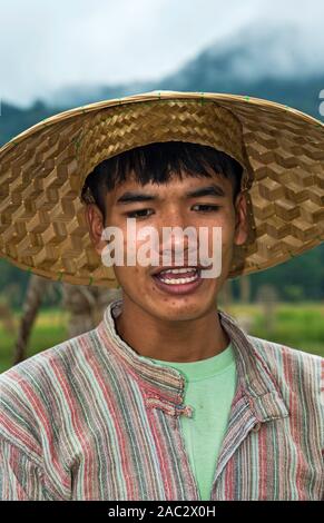 Jeune agriculteur, riz farrm de la communauté de vie d'entreprise Land Company, Ban Phong Van près de Luang Prabang, Laos Banque D'Images