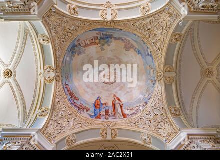 TAORMINA, ITALIE - 9 avril 2018 : la fresque symbolique du garçon Saint Don Bosco avec la Vierge Marie et Jésus à partir de la coupole de l'église Chiesa di San Guseppe Banque D'Images