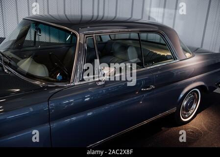 Pouvez voir ce qui est à l'intérieur à travers la vitre. Style rétro voiture bleue intérieur permanent. Capturé par le côté Photo Banque D'Images