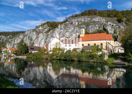 Vue sur le village idyllique Markt Essing en Bavière, Allemagne avec l'Altmuehl river et de hautes roches sur une journée ensoleillée à l'automne Banque D'Images