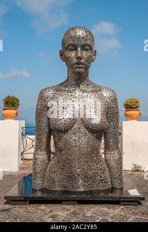 Capri, Italie - 13 août 2019 : Seo Young Deok sculpture en chaîne Capri Centre Banque D'Images