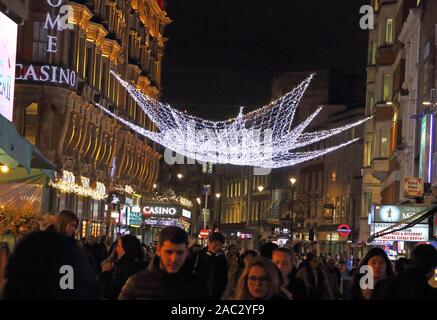 Lumières et décorations de Noël à Leicester Square.London's destination des premières de film a été transformé en un marché de Noël pour la période des fêtes. Banque D'Images