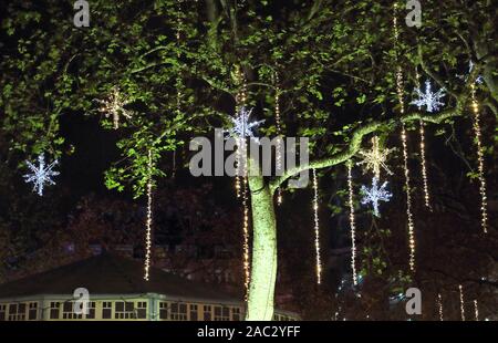 Lumières et décorations de Noël à Leicester Square.London's destination des premières de film a été transformé en un marché de Noël pour la période des fêtes. Banque D'Images