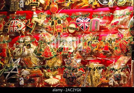 Décorations de Noël en vente sur les étals à Noël à Leicester Square.London's destination des premières de film a été transformé en un marché de Noël pour la période des fêtes. Banque D'Images